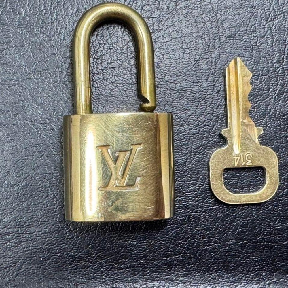 #314 Louis Vuitton Lock and Key‎ with Chain Necklace - Picture 9 of 10